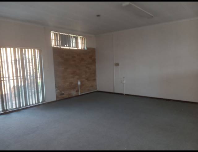 348M² BUILDING TO LET IN APEX